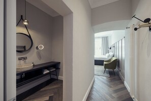 Deluxe-Doppelzimmer | Wohnbereich | 35-Zoll-Smart-TV mit Digitalempfang, Fernseher, Bücher