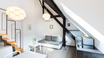 Studio (2 Adults) | Wohnzimmer | 35-Zoll-Smart-TV mit Digitalempfang, Fernseher, Bücher