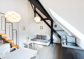 Studio (2 Adults) | Oppholdsrom | En 35-tommers smart-TV med digitale kanaler samt TV og bøker