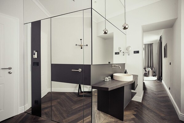 Deluxe Double Room, Balcony | Bathroom | Shower, free toiletries, hair dryer, towels