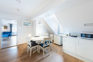Apartamento, 2 quartos | Cozinha americana privada | Geladeira, cafeteira/chaleira, chaleira elétrica