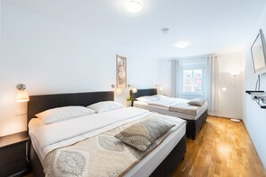 Firemannsrom | Allergitestet sengetøy, safe på rommet, skrivebord og blendingsgardiner