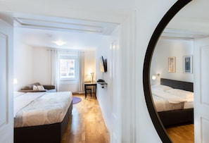 Quarto casal | Roupas de cama antialérgicas, cofres nos quartos, escrivaninha