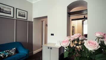 Deluxe tweepersoonskamer | Woonruimte | Een 35-inch smart-tv met digitale zenders, televisie en boeken