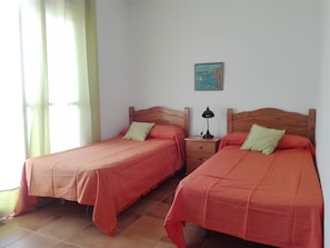 2 chambres, fer et planche à repasser, lit parapluie, Wi-Fi gratuit