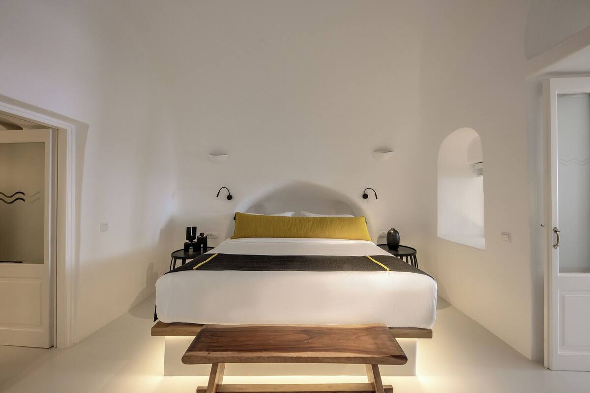 Luxury Villa, Hot Tub | 2 bedrooms, premium bedding, soundproofing, iron/ironing board