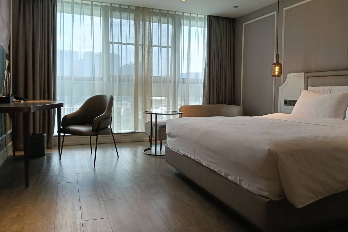 Habitación Deluxe, 1 cama de matrimonio grande | Minibar, caja fuerte, escritorio y espacio para trabajar con un portátil