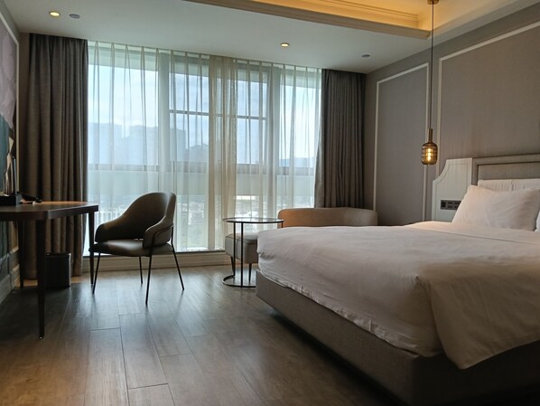 Phòng Deluxe, 1 giường cỡ king | Minibar, két bảo mật tại phòng, bàn