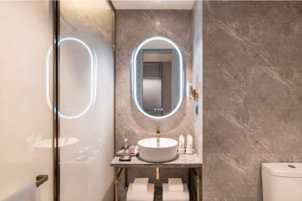 Shower, rainfall showerhead, free toiletries, hair dryer