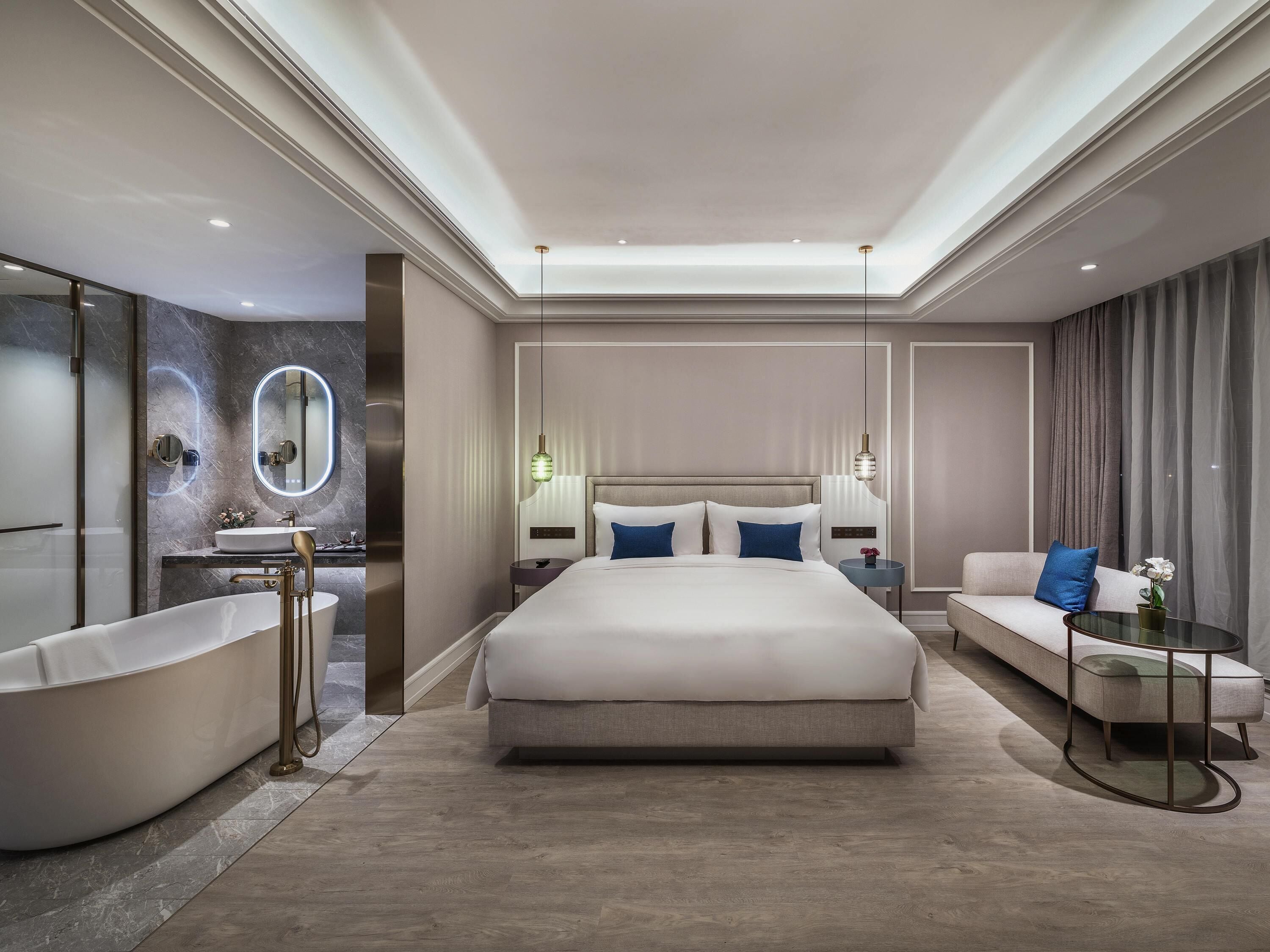 Executive Room, 1 King Bed | Minibar, in-room safe, desk, blackout drapes