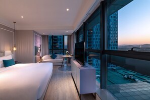 Minibar, caja de seguridad en la habitación y escritorio 