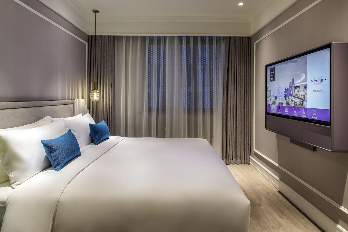 Standard Room, 1 King Bed | Minibar, in-room safe, desk, blackout drapes