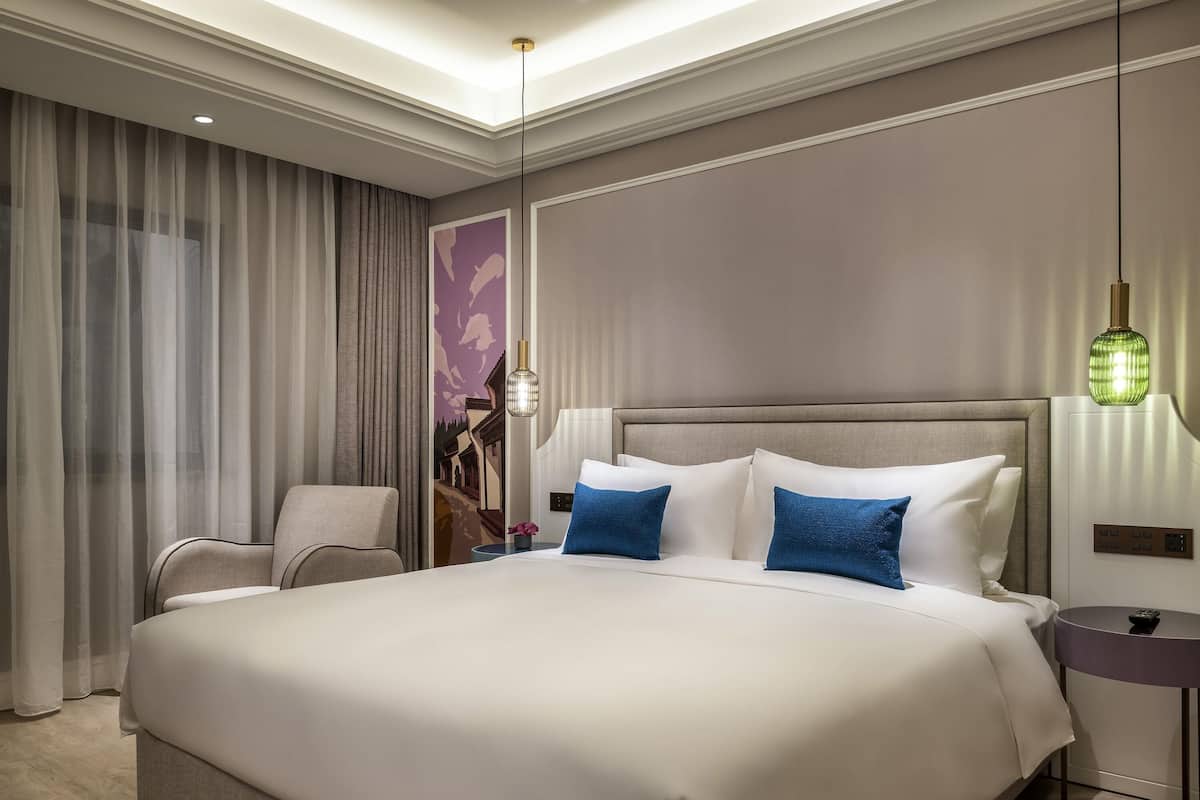 Classic Room, 1 King Bed (KDG) | Minibar, in-room safe, desk, blackout drapes