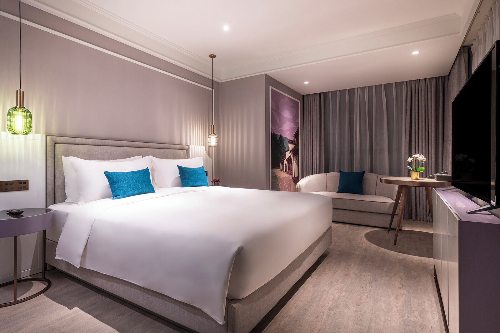 Deluxe Room, 1 King Bed | Minibar, in-room safe, desk, blackout drapes