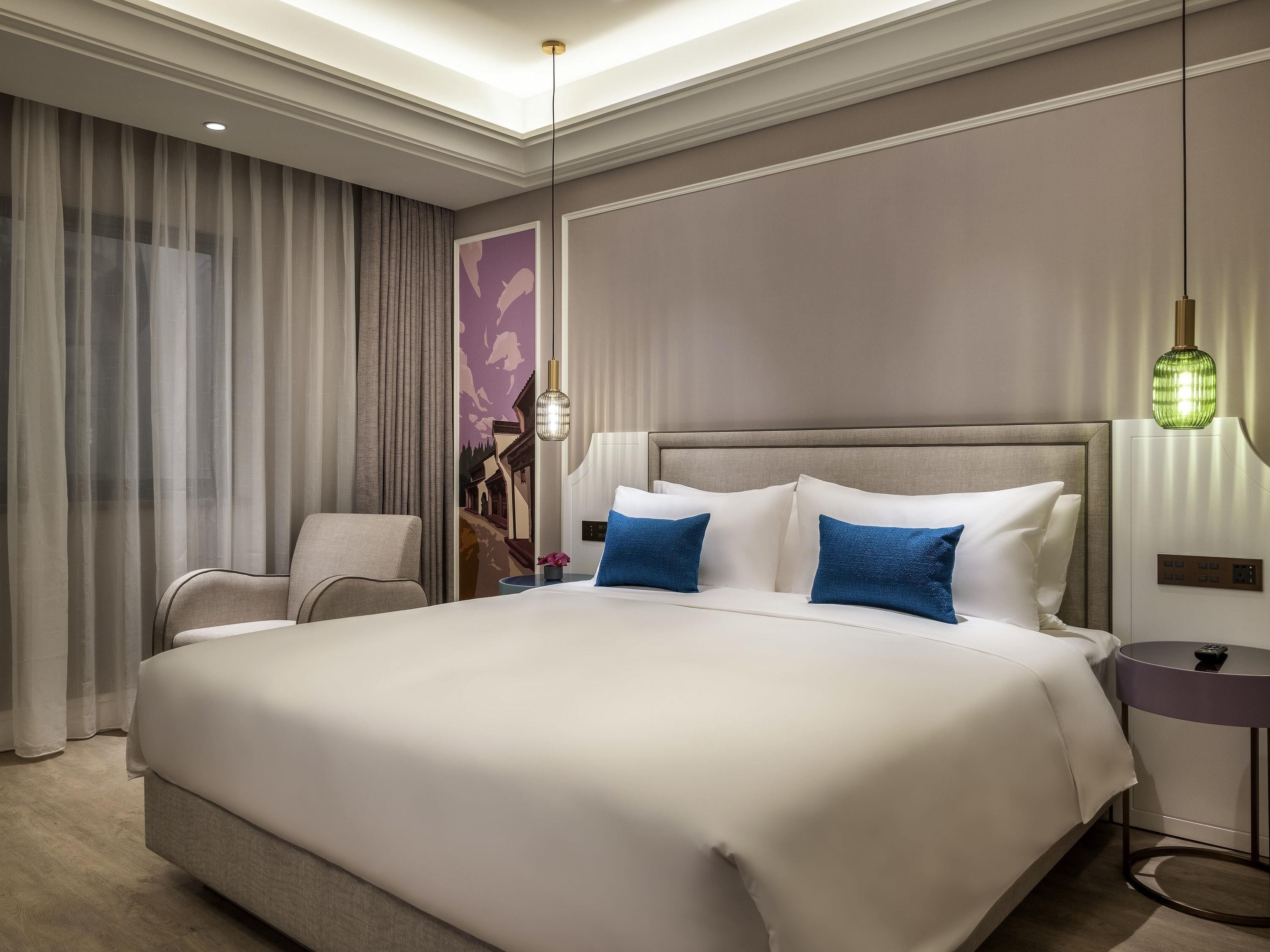 Classic Room, 1 King Bed (KDG) | Minibar, in-room safe, desk, blackout drapes