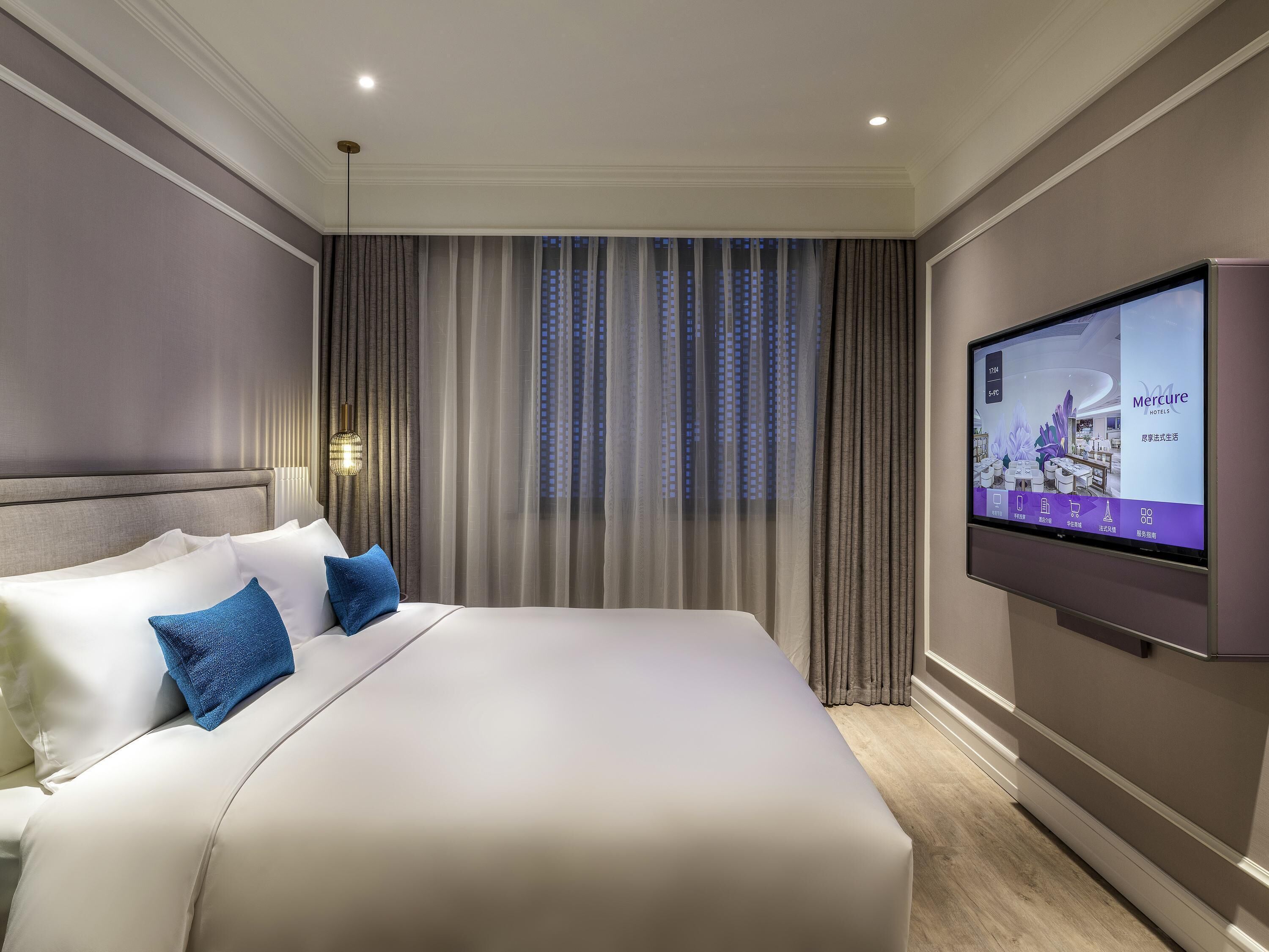 Habitación estándar, 1 cama de matrimonio grande | Minibar, caja fuerte, escritorio y cortinas opacas