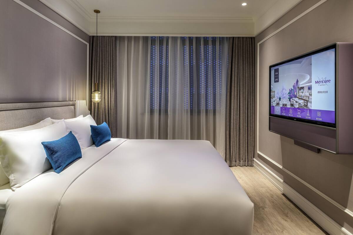 Habitación estándar, 1 cama de matrimonio grande | Minibar, caja fuerte, escritorio y espacio para trabajar con un portátil