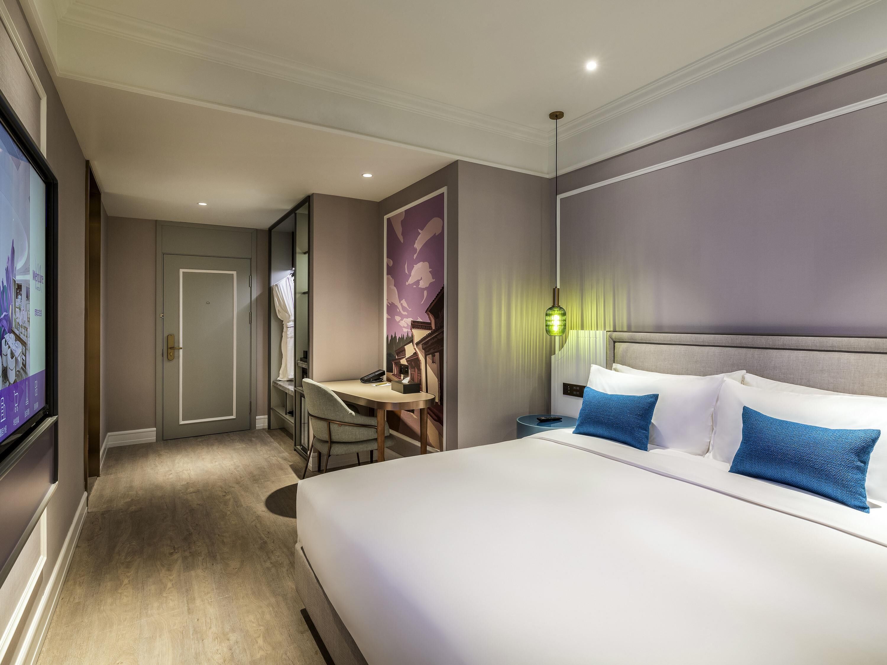 Standard Room, 1 King Bed | Minibar, in-room safe, desk, blackout drapes