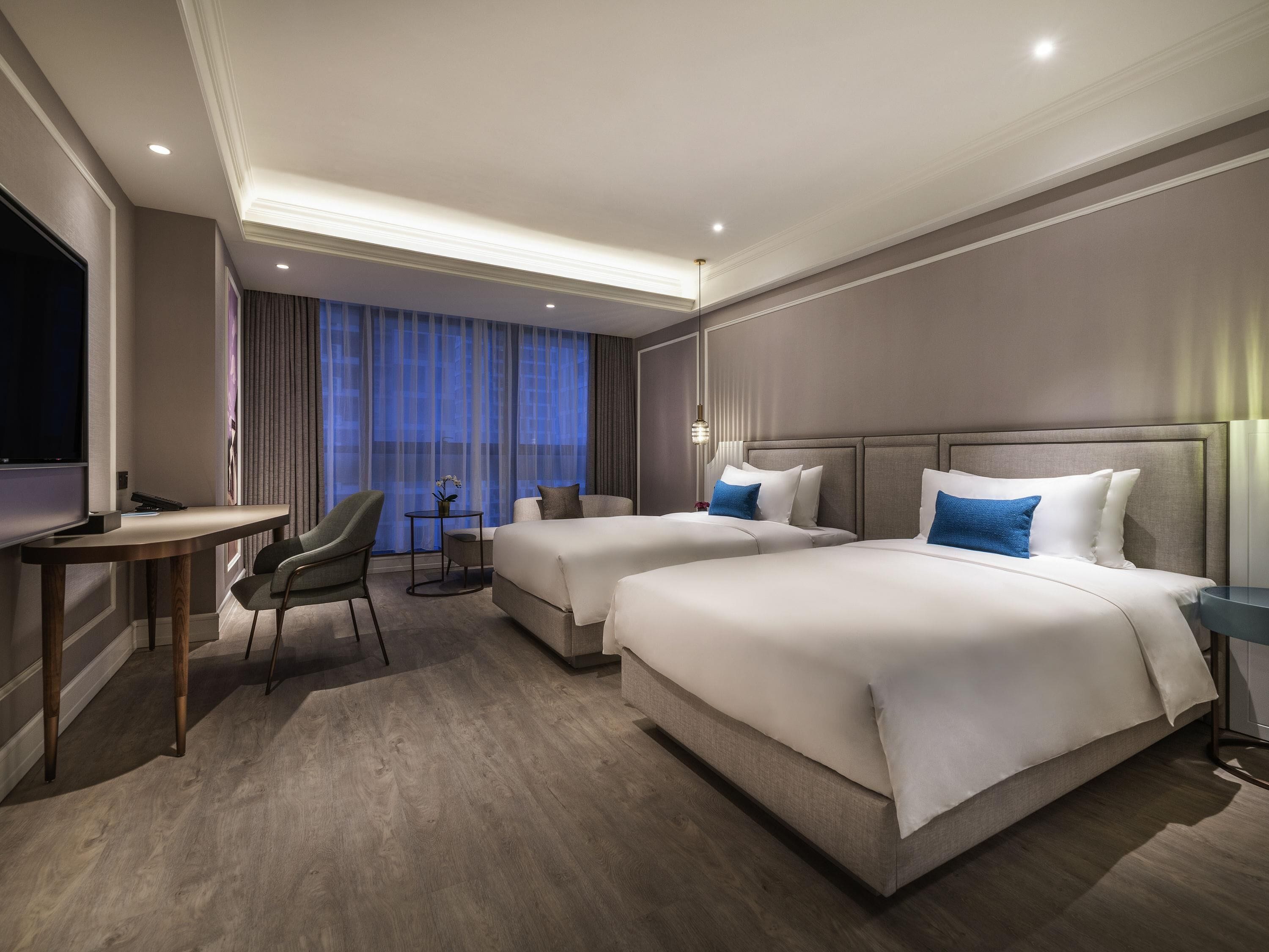 Quarto luxo, 2 camas de solteiro | Frigobar, cofres nos quartos, escrivaninha, cortinas blackout