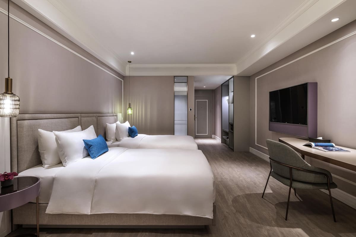 Deluxe Room, 2 Twin Beds | Minibar, in-room safe, desk, blackout drapes