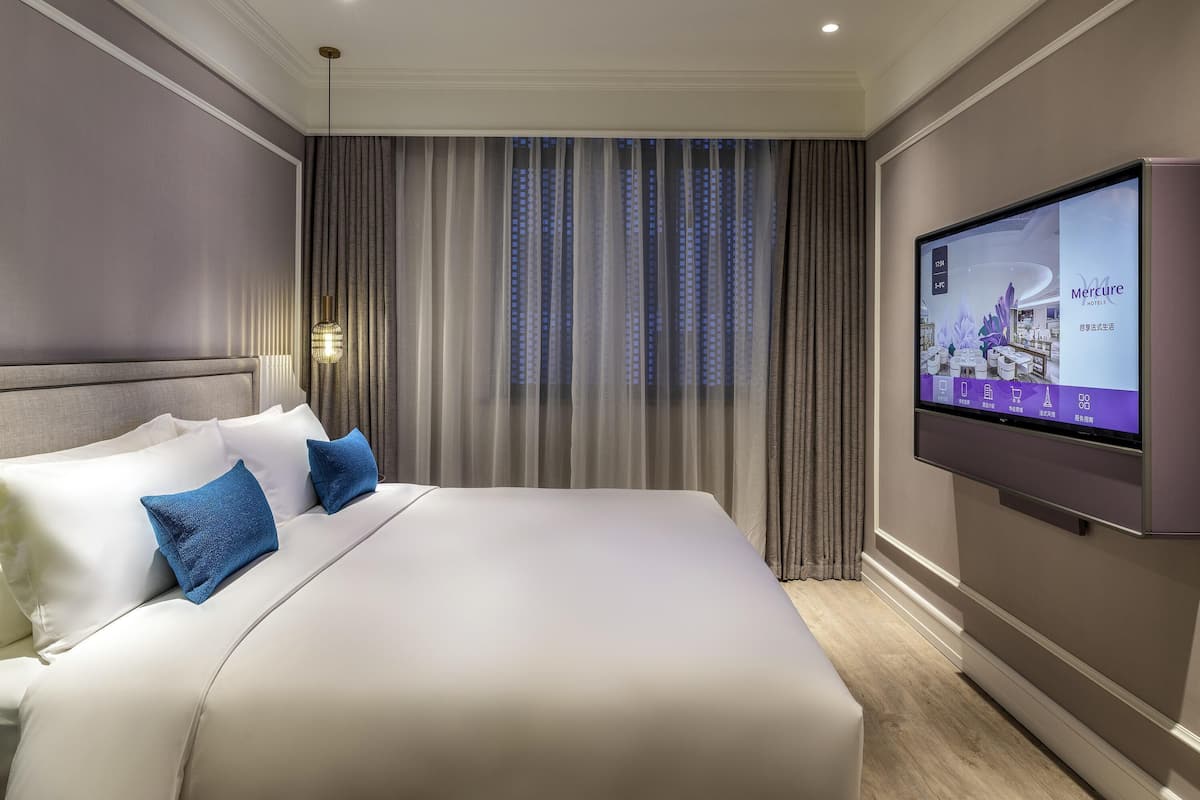 Standard Room, 1 King Bed | Minibar, in-room safe, desk, blackout drapes