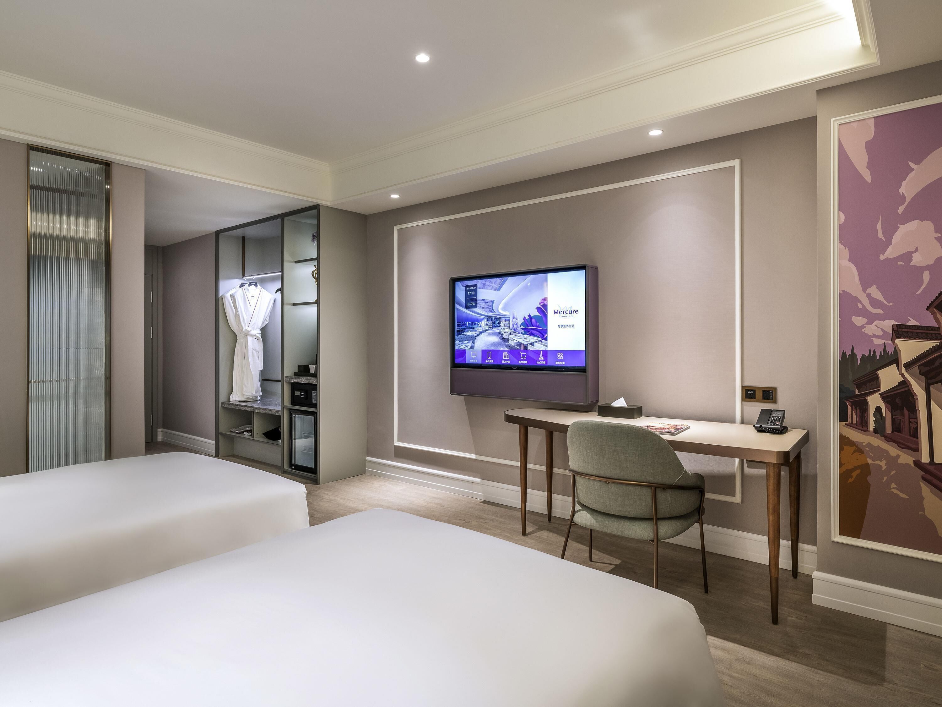 Frigobar, cofres nos quartos, escrivaninha, cortinas blackout