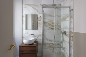 Shower, bidet, towels - Spanish Steps Luxury Apartment (Rome)