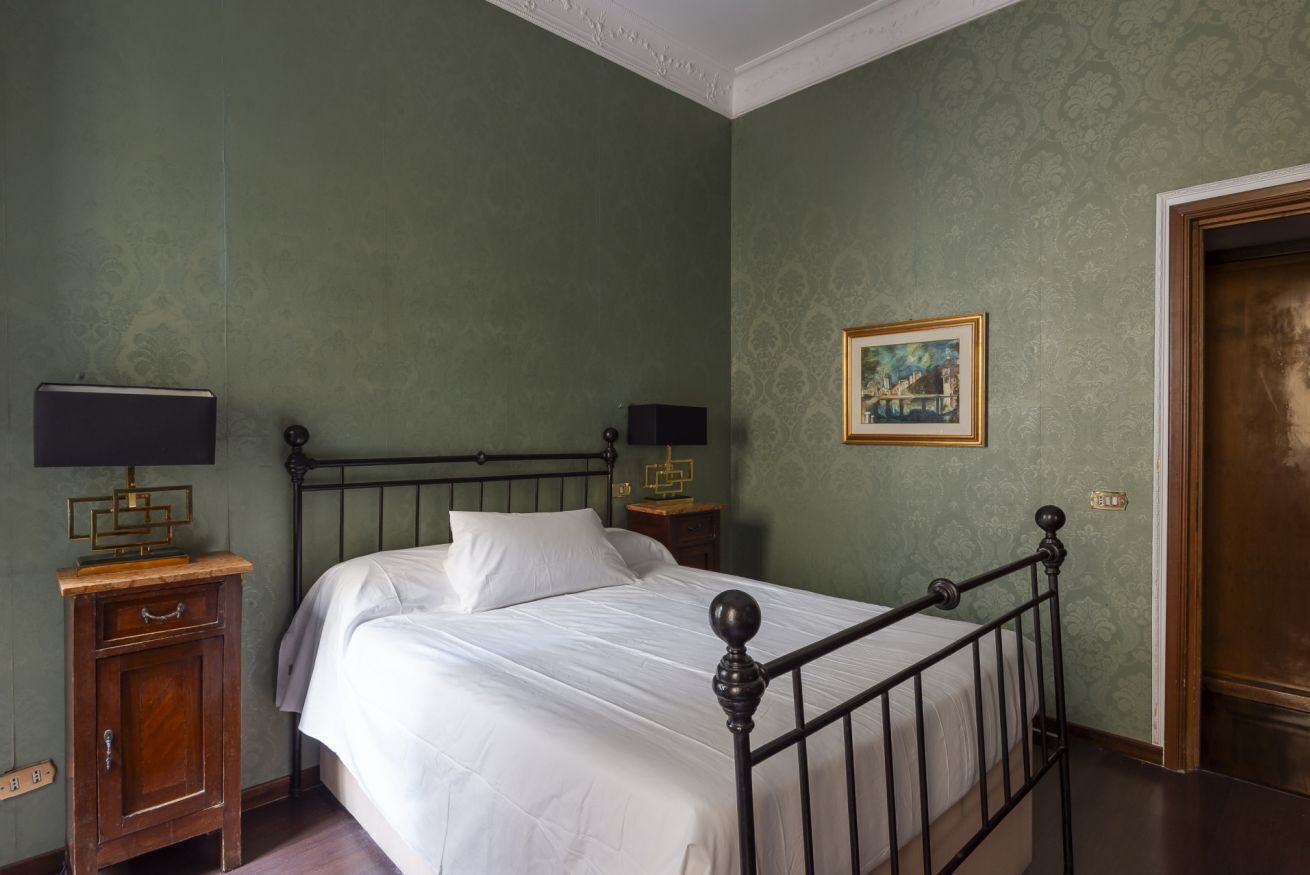 4 bedrooms, iron/ironing board, internet, bed sheets