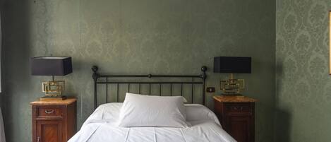 4 bedrooms, iron/ironing board, internet, bed sheets