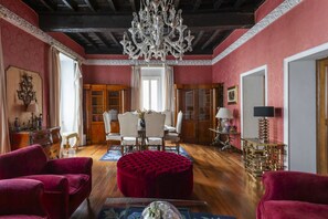 Interior - Spanish Steps Luxury Apartment (Rome)