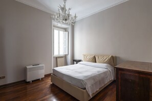 4 bedrooms, iron/ironing board, internet, bed sheets - Spanish Steps Luxury Apartment (Rome)