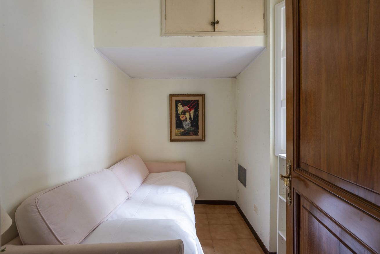 4 bedrooms, iron/ironing board, internet, bed sheets