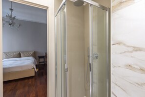 4 bedrooms, iron/ironing board, Internet, bed sheets - Spanish Steps Luxury Apartment (Rome)