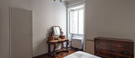 4 habitaciones, tabla de planchar con plancha, internet y ropa de cama