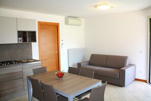 Apartment, 2 Schlafzimmer, Balkon | Essbereich im Zimmer