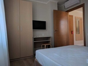 Family Room | Iron/ironing board, free WiFi, bed sheets