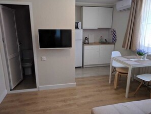 Family Room | Iron/ironing board, free WiFi, bed sheets