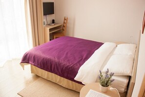 Family Room, Balcony | Iron/ironing board, free WiFi, bed sheets