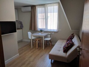Family Room | Iron/ironing board, free WiFi, bed sheets