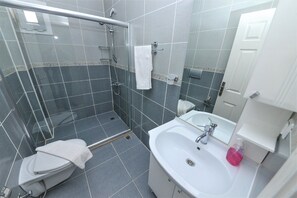 Villa | Baño | Ducha, secador de pelo y toallas