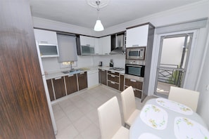 Villa | Eigene Kochnische | Kühlschrank, Mikrowelle, Ofen, Herdplatte