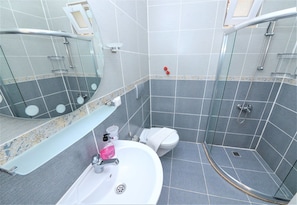 Villa | Baño | Ducha, secador de pelo y toallas