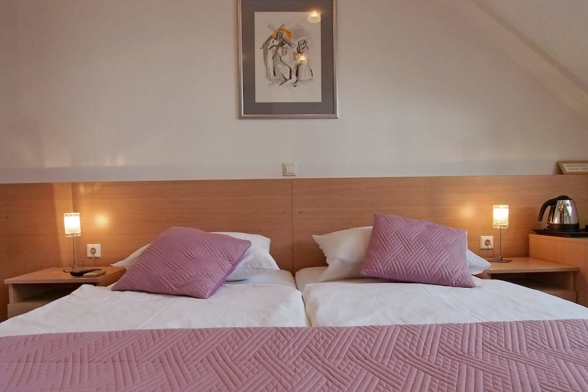 Tweepersoonskamer, uitzicht op zee | 2 slaapkamers, gratis wifi, beddengoed