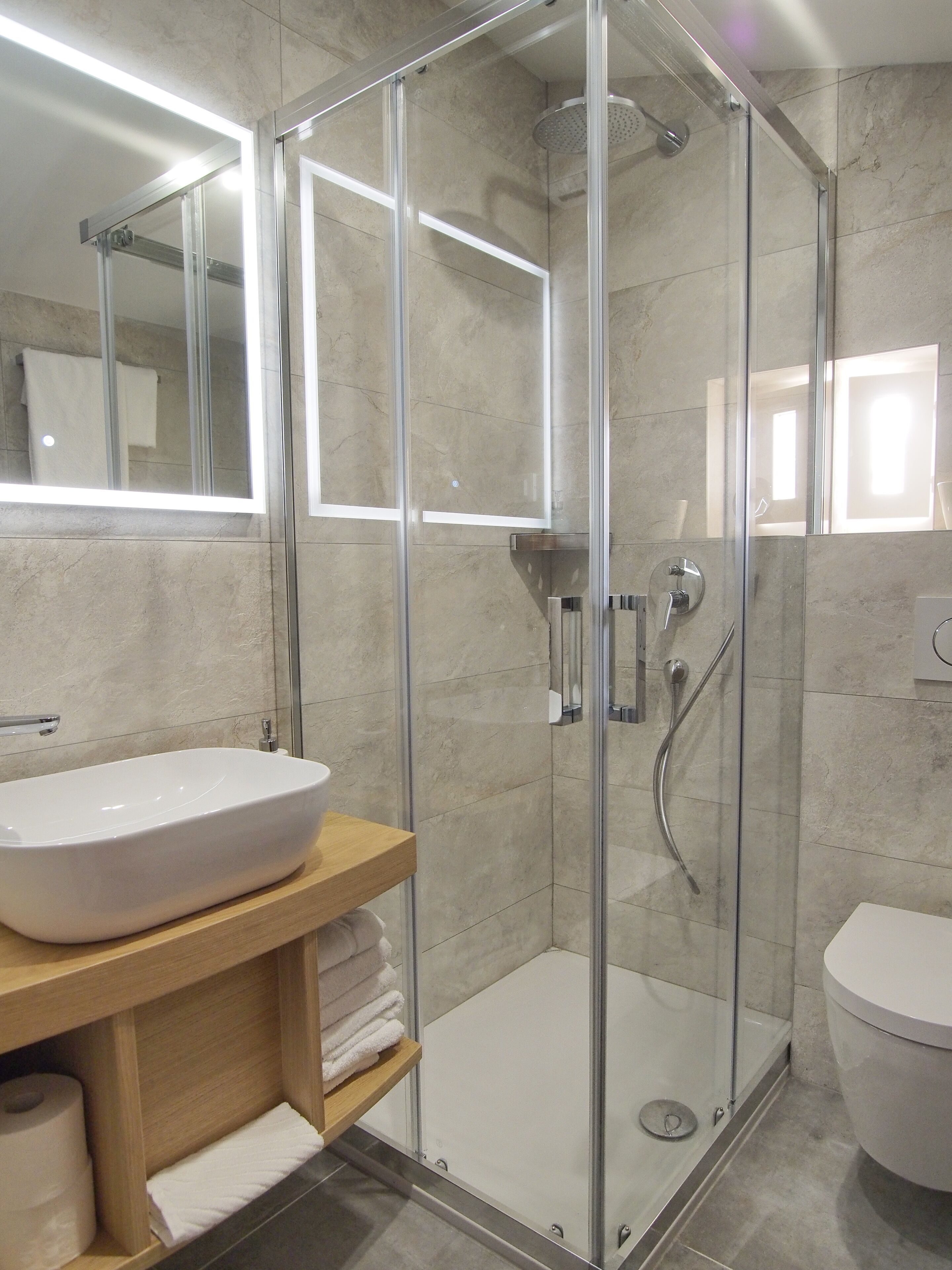 Apartamento, 1 quarto, vista para o mar | Banheiro | Chuveiro, secador de cabelo, toalhas de banho 