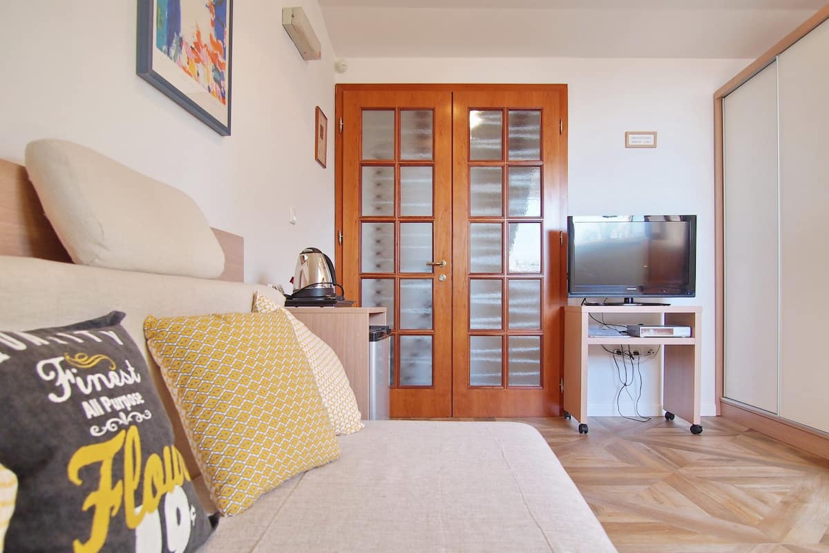 Suite, 2 slaapkamers, uitzicht op zee | Woonruimte | Een flatscreentelevisie