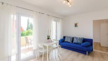 Appartement (Standard One-Apartment with Terrace a) | Salle de séjour