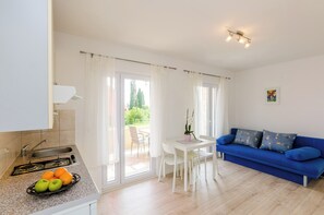 Apartment (Standard One-Apartment with Terrace a) | Wohnzimmer