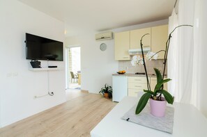 Huoneisto (Standard One-Apartment with Terrace a) | Olohuone | Taulutelevisio
