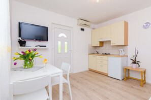Lejlighed (One-Bedroom Apartment with Terrace an) | Stue | Fladskærms-tv
