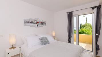 Apartment (Standard One-Apartment with Terrace a) | 1 Schlafzimmer, Bügeleisen/Bügelbrett, kostenloses WLAN, Bettwäsche